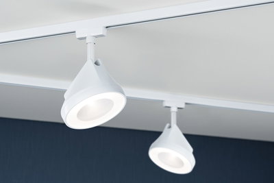 Zwei weiße LED-Schienenstrahler aus Kunststoff an Decke montiert für moderne Raumbeleuchtung