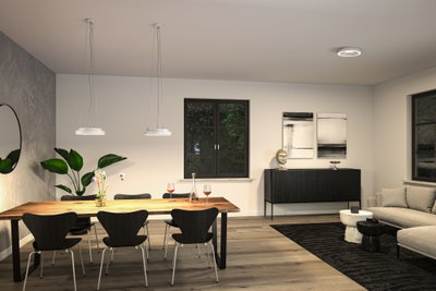 Moderne spisestue med træbord, sorte stole og hvide Paulmann LED-loftslamper til belysning i stuen.