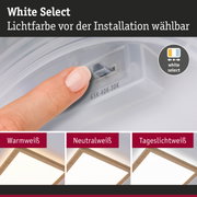 Finger stellt Lichtfarbe bei White Select LED-Deckenleuchte ein mit warmweiß, neutralweiß, tageslichtweiß