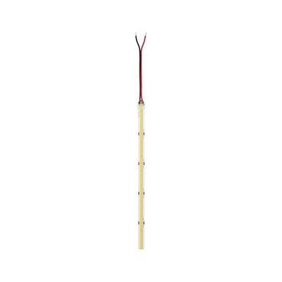 Bande LED fine avec boîtier transparent et fils de connexion rouge et noir pour éclairage.