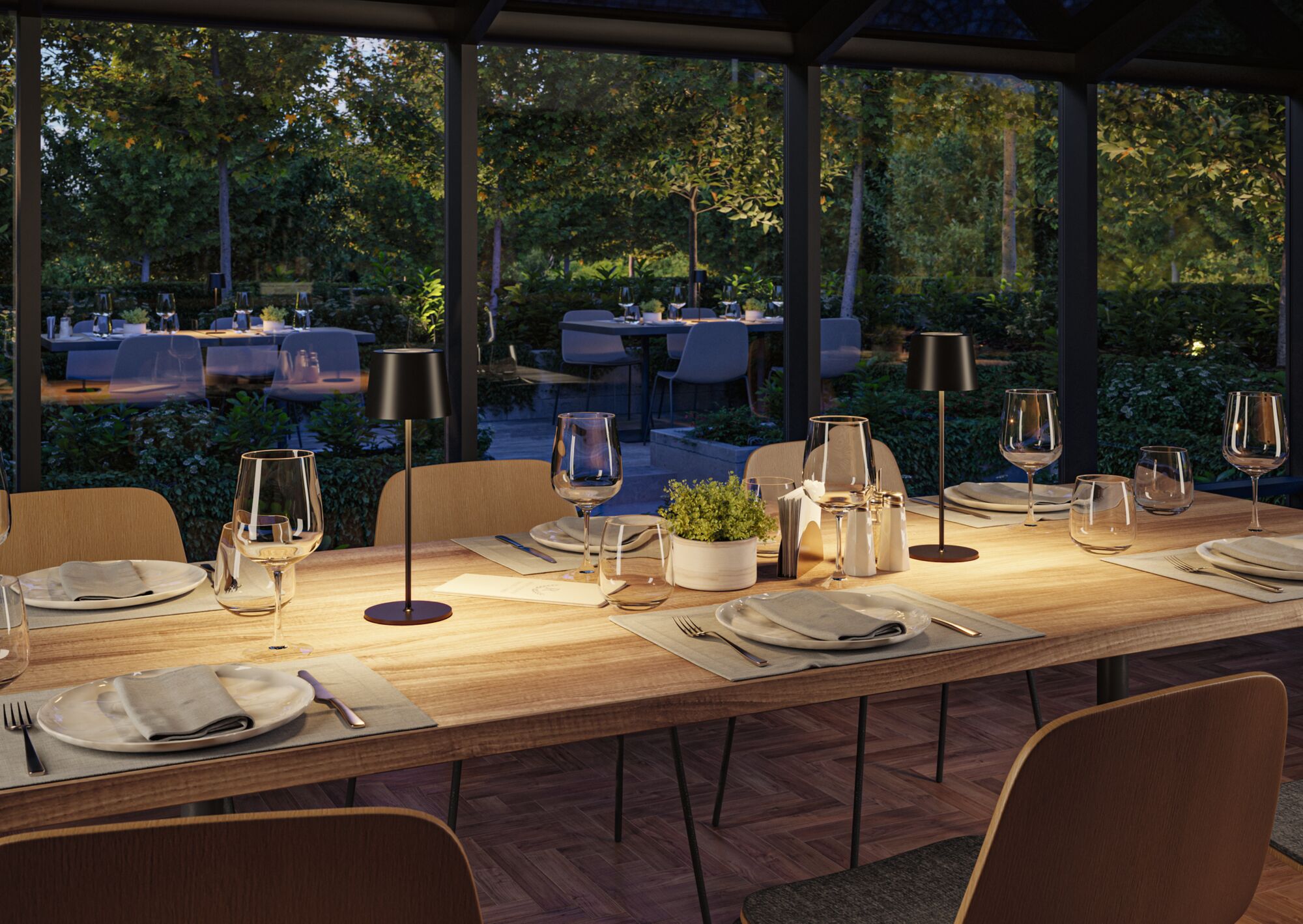 Moderner Esstisch aus Holz mit schwarzen LED-Tischlampen und gedecktem Geschirr im Esszimmer.