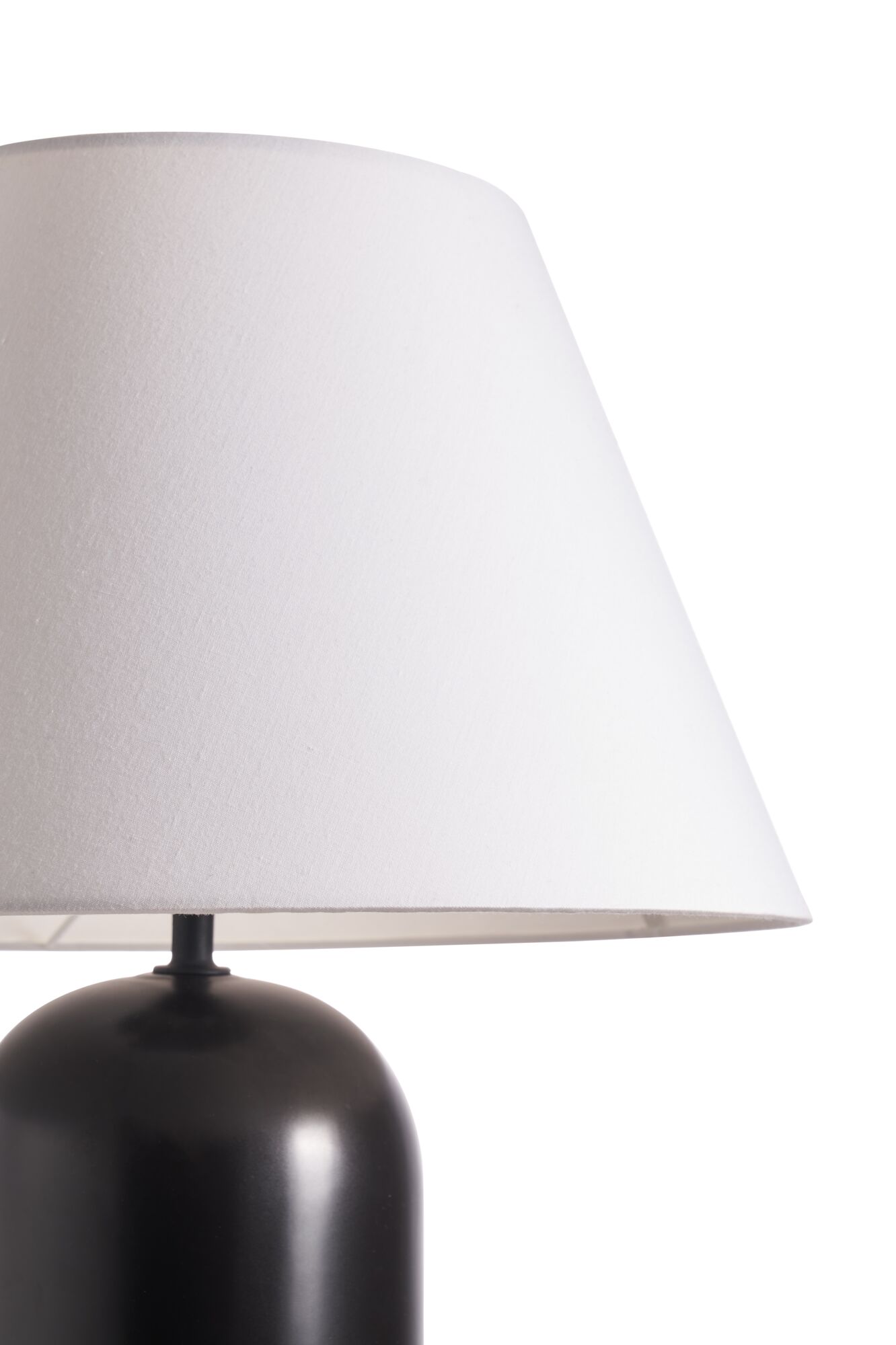 Moderne Tischlampe mit schwarzem Metallfuß und weißem Stoffschirm für stilvolle Wohnraumbeleuchtung