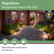 Buitenverlichting met warm wit licht bij bakstenen huis en tuinpad voor sfeervolle tuinverlichting