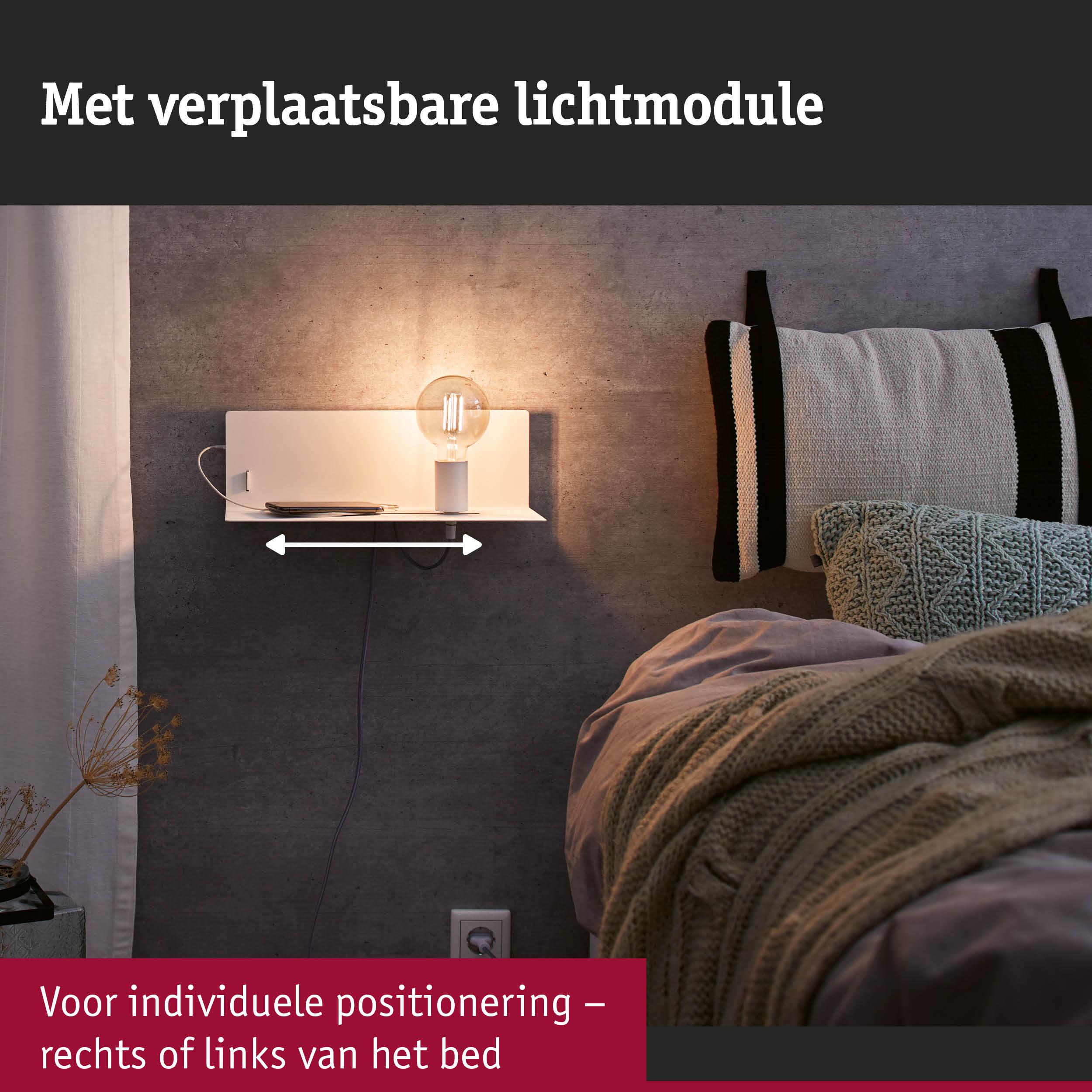 Wit wandplankje met verplaatsbare lichtmodule en lamp naast bed met grijze gebreide deken