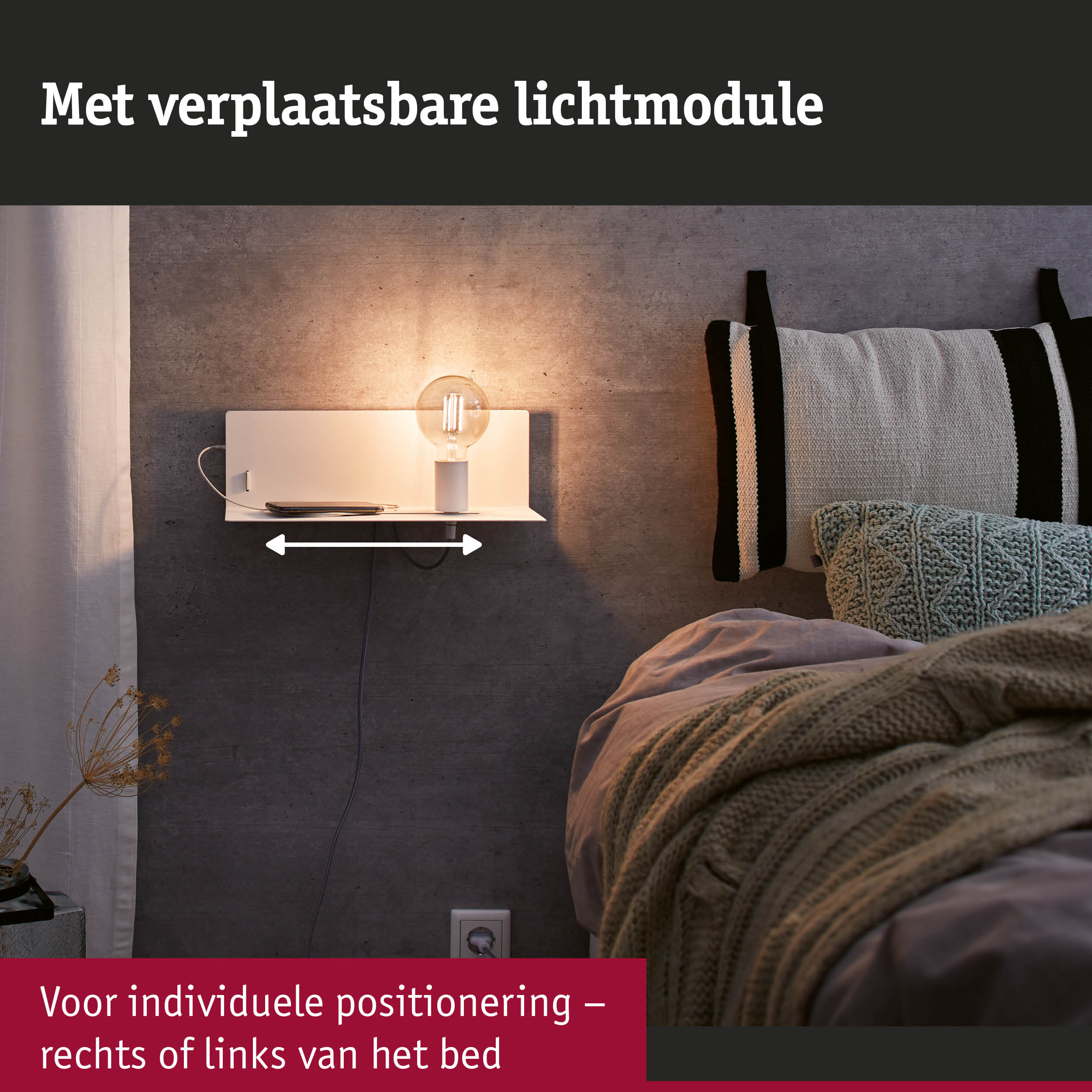 Witte wandlamp met verstelbare lichtmodule naast bed met grijs gebreid kussen