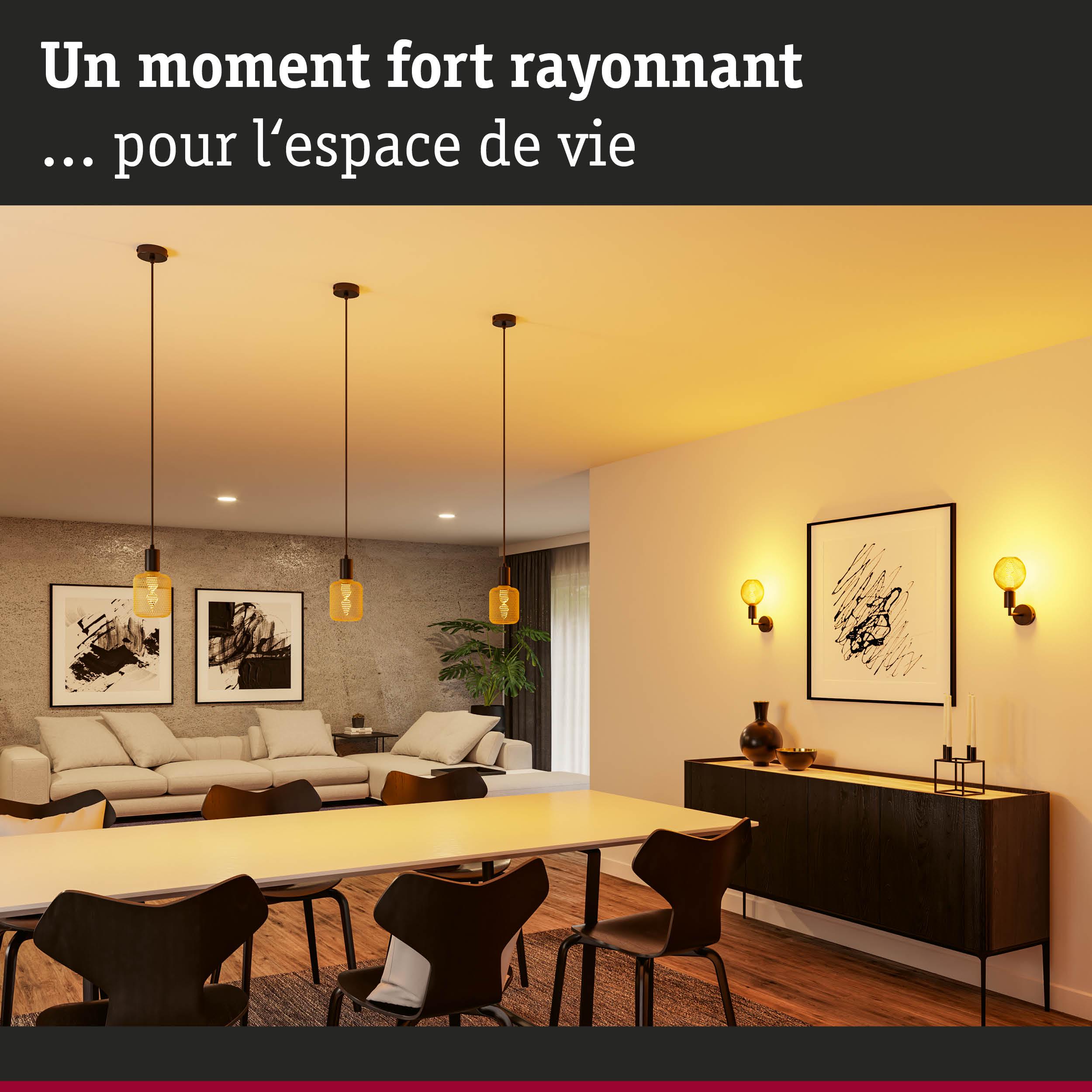 Salon moderne avec suspensions LED blanc chaud et appliques murales pour une ambiance chaleureuse