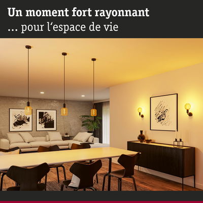 Salon moderne avec suspensions LED blanc chaud et appliques murales pour une ambiance chaleureuse