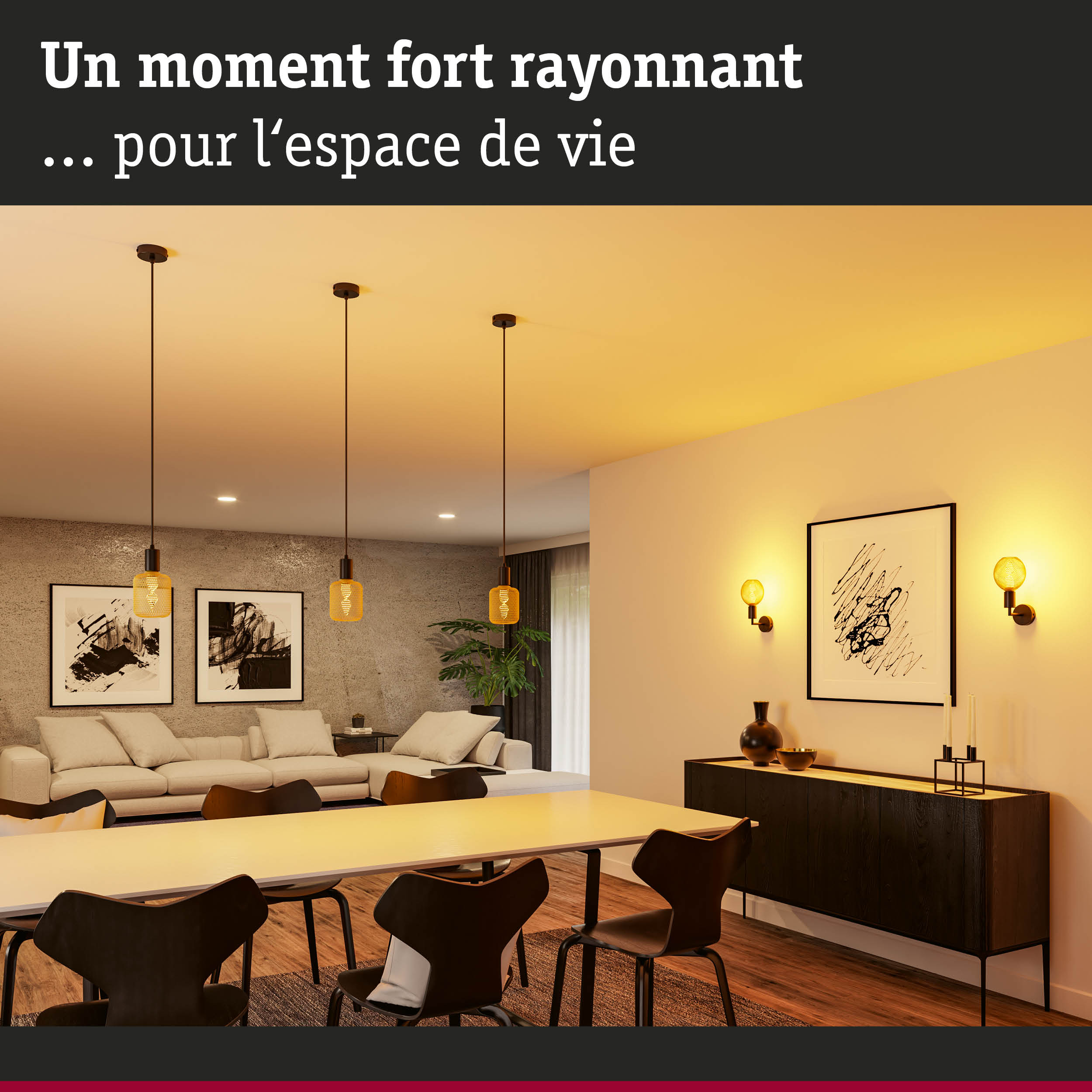 Éclairage moderne salon avec suspensions en verre jaune et appliques murales diffusant une lumière chaude