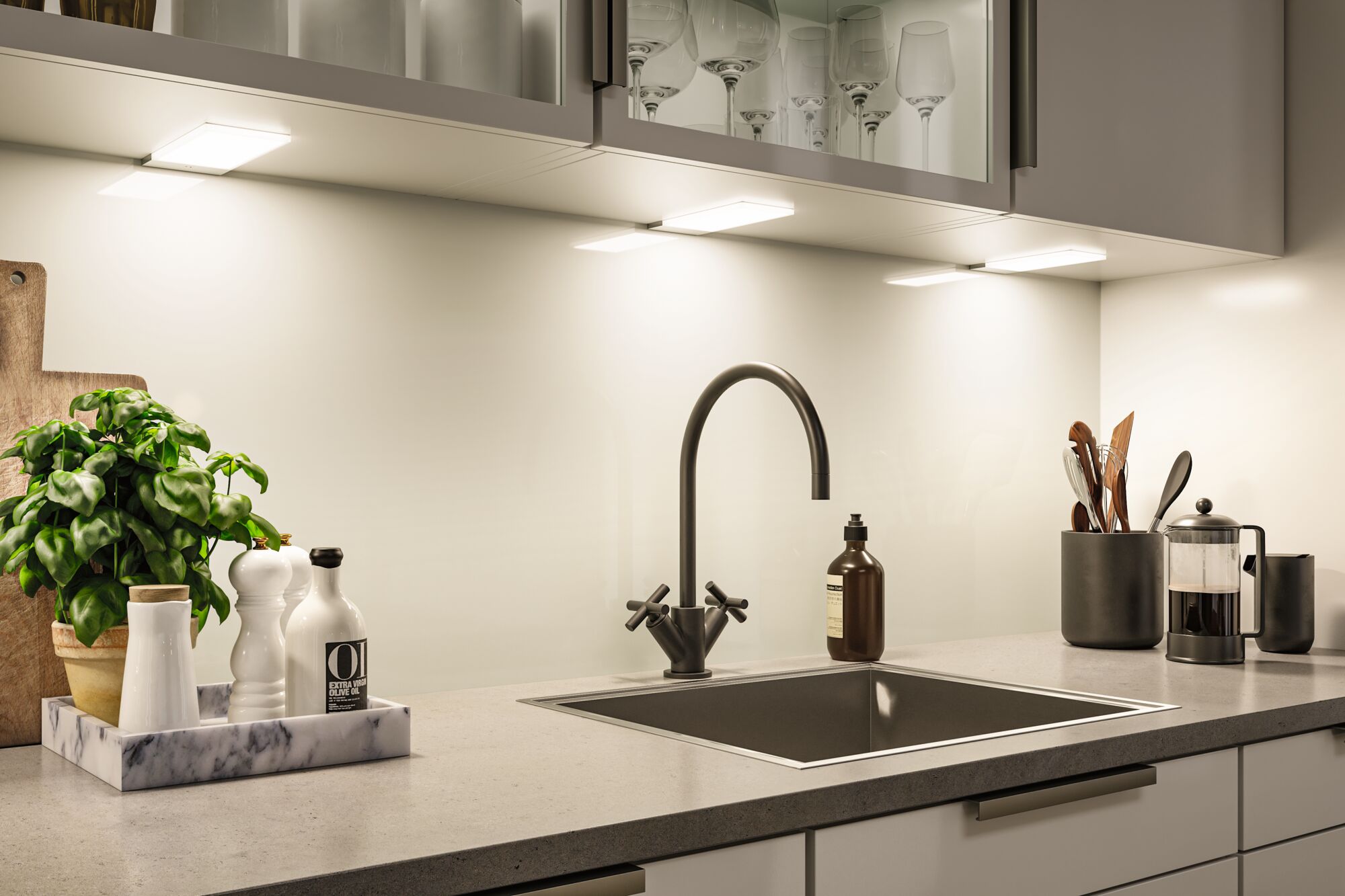 Moderne køkkenbordplade med sort vask, mat sort vandhane og LED-underkabinetbelysning.