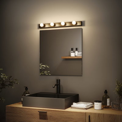 Modernes Badezimmer mit schwarzem Waschbecken aus Metall und Holzunterschrank, LED-Spiegelleuchte.