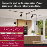 Suspensions et spots noirs modernes dans cuisine avec meubles en bois et grandes fenêtres, compatibles ampoules E14