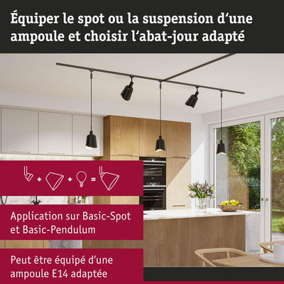 Suspensions et spots noirs modernes dans cuisine avec meubles en bois et grandes fenêtres, compatibles ampoules E14