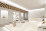 Boutique lumineuse avec éclairage LED moderne au plafond, lattes en bois et comptoir minimaliste en pierre naturelle.