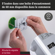Installation manuelle d’un interrupteur minuterie blanc réglable dans une boîte d’encastrement de 68 mm