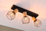 Plafondlamp met drie zwarte metalen kooien en houten accenten, warm licht voor woonruimte