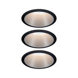 Trois spots encastrés ronds avec cadre noir et lumière blanc chaud pour éclairage intérieur moderne