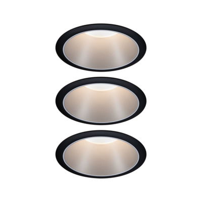 Trois spots encastrés ronds avec cadre noir et lumière blanc chaud pour éclairage intérieur moderne