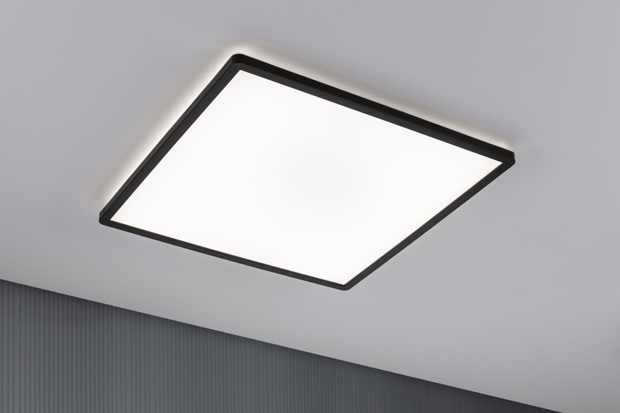 Modernes quadratisches LED-Deckenlicht mit schwarzem Rahmen und weißem Diffusor für Wohnräume
