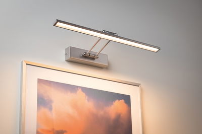 Moderne LED-Bilderleuchte aus gebürstetem Metall in Silber zur Wandmontage mit warmweißem Licht