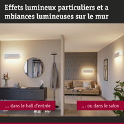 Appliques murales blanches modernes dans hall et salon créant des effets lumineux d'ambiance.