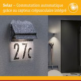 Numéro de maison solaire 27c avec capteur crépusculaire intégré et neige sur mur gris pour éclairage extérieur