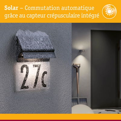 Numéro de maison solaire 27c avec capteur crépusculaire intégré et neige sur mur gris pour éclairage extérieur