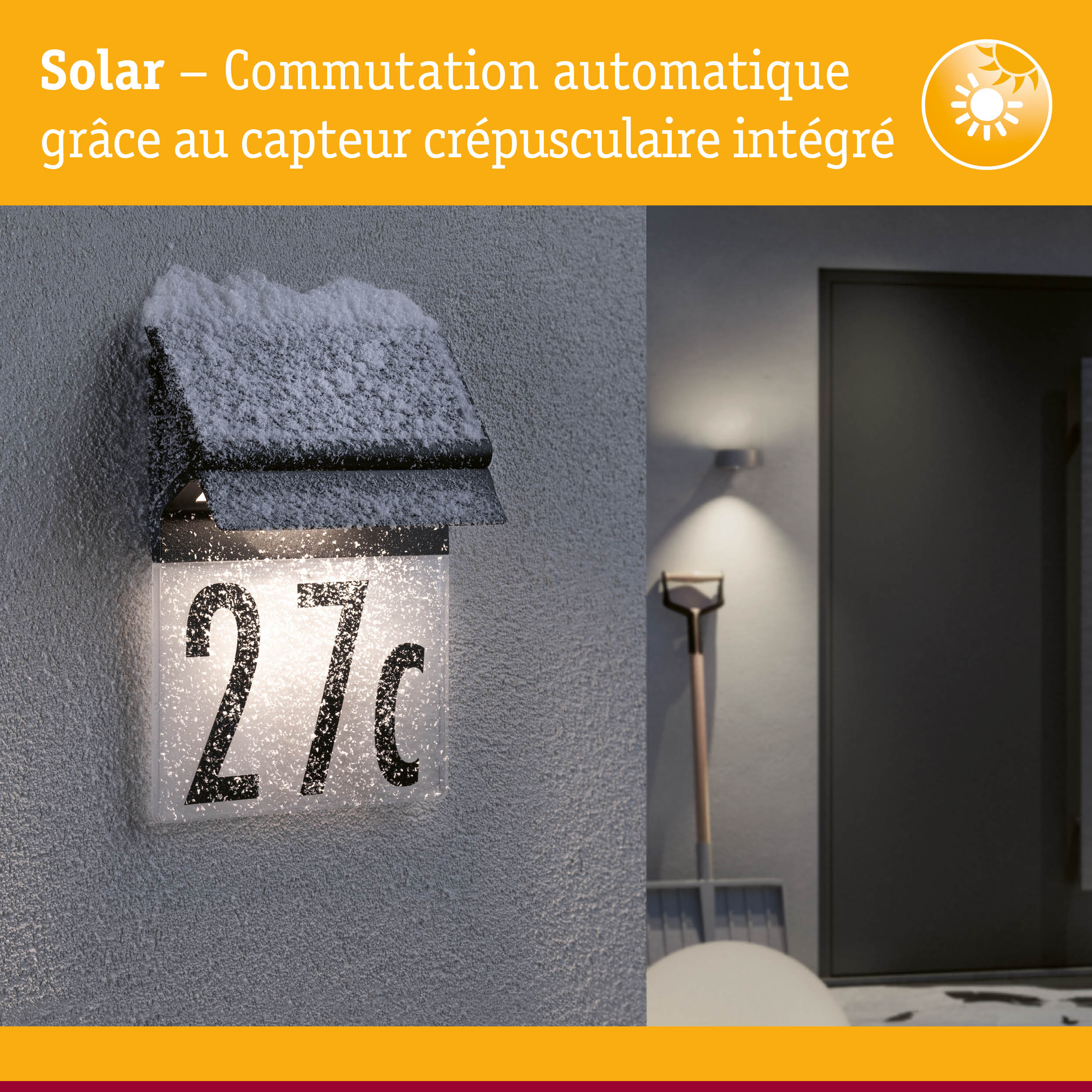 Applique solaire noire avec capteur crépusculaire intégrée éclairant le numéro de maison 27c enneigé