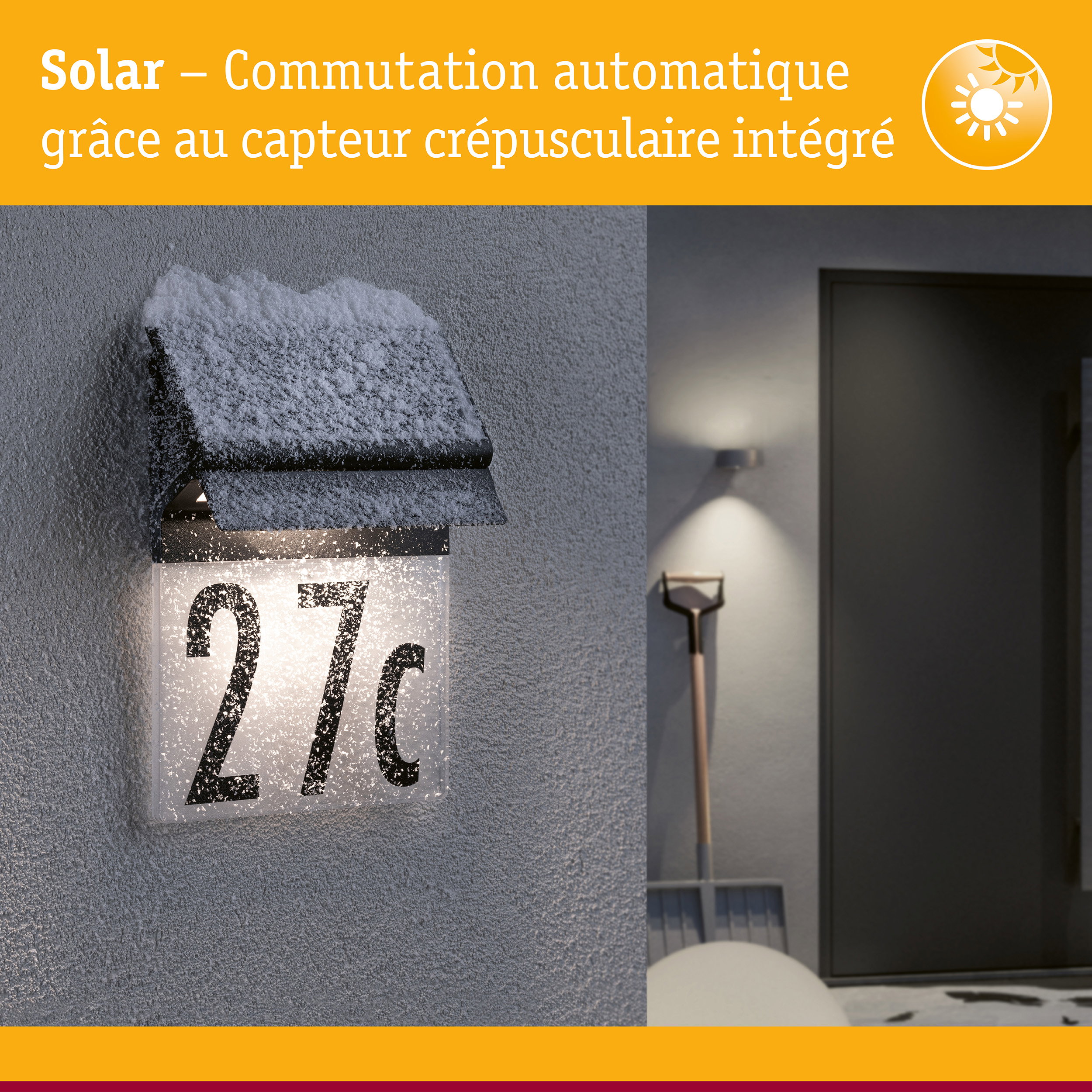 Applique solaire noire avec capteur crépusculaire intégrée éclairant le numéro de maison 27c enneigé