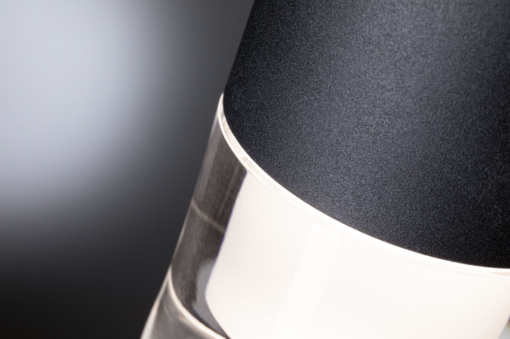 Nahaufnahme eines modernen schwarzen und transparenten LED-Leuchtengehäuses für Innenbeleuchtung.