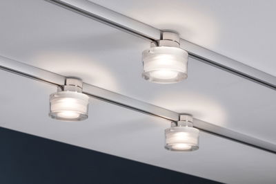 Drei moderne Deckenstrahler mit satiniertem Glas und Metall in Silber für flexible Raumbeleuchtung