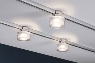 Drei moderne Deckenstrahler mit satiniertem Glas und Metall in Silber für flexible Raumbeleuchtung