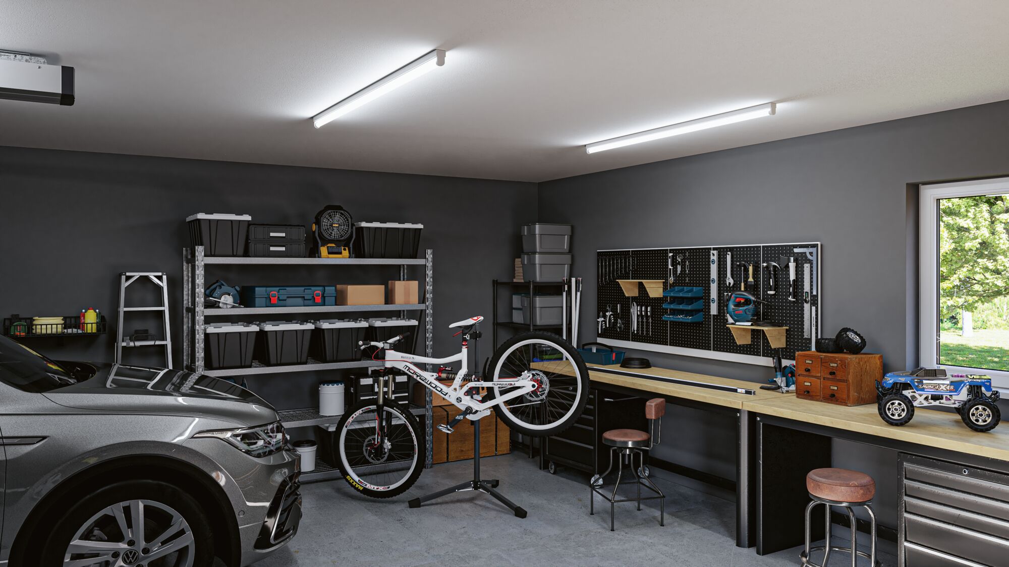 Moderne garage met grijze auto, witte fiets op standaard en LED-plafondlampen voor werkplaatsverlichting