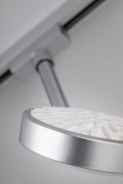 Moderne sølv LED-loftspot med hvid diffusor og justerbar arm til accentbelysning