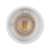 Nahaufnahme einer weißen LED-Spotlampe mit transparentem Reflektor für energiesparende Beleuchtung