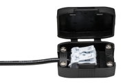 Boîtier en plastique noir avec couvercle ouvert et connecteur de câble blanc pour connexion électrique