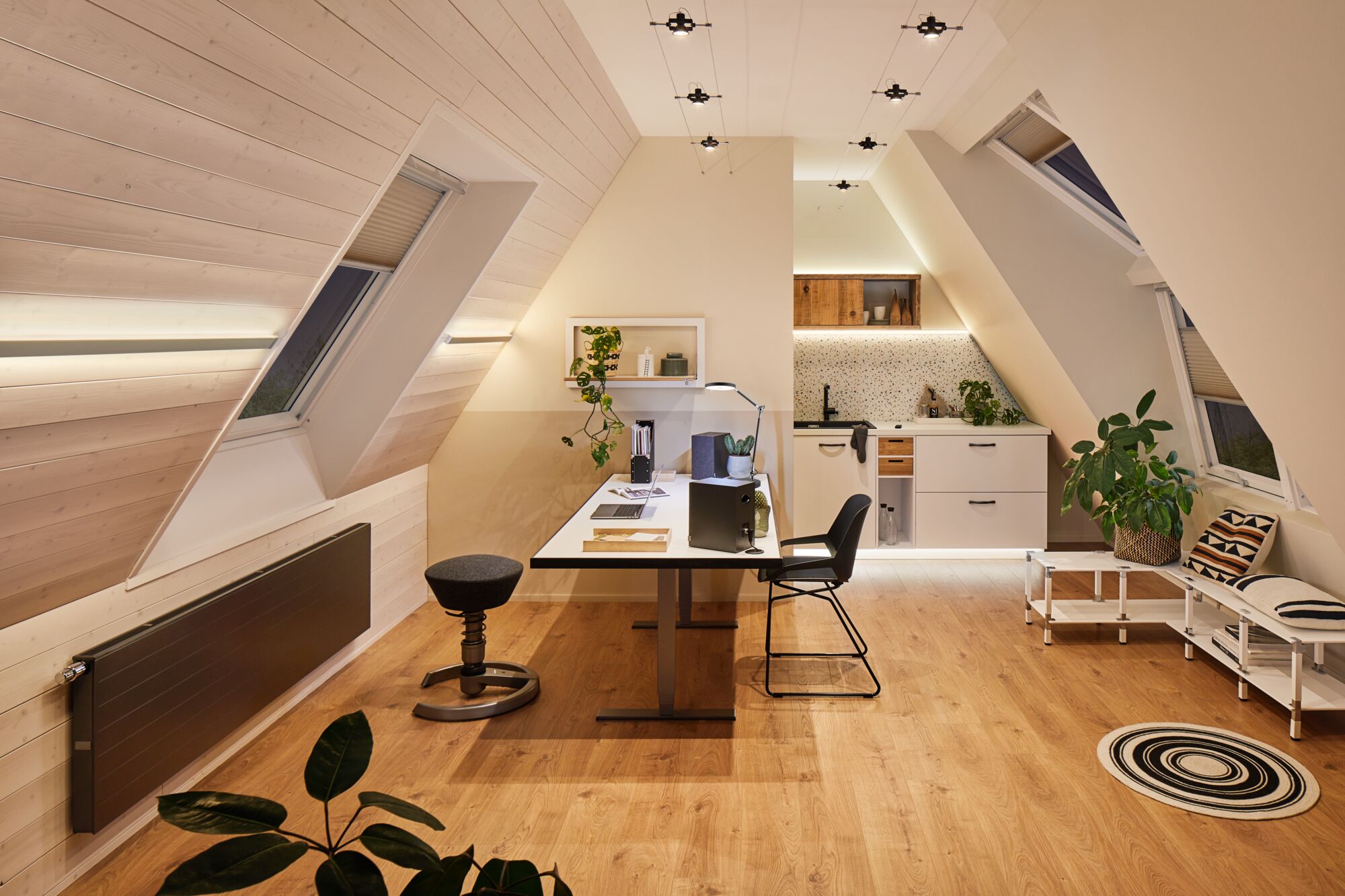 Modernes Home-Office mit Holzfußboden, weißem Tisch, schwarzem Stuhl und indirekter LED-Beleuchtung