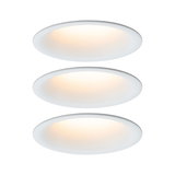 Drei weiße runde LED-Deckenleuchten mit warmweißem Licht für moderne Innenräume.