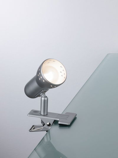 Spot à pince en métal gris mat avec tête réglable pour un éclairage LED flexible.