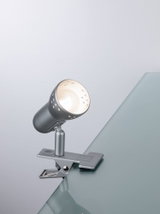 Klemmspot aus mattem Metall in Grau mit verstellbarem Kopf für flexible LED-Beleuchtung.