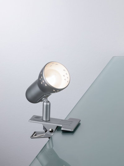 Klemmspot aus mattem Metall in Grau mit verstellbarem Kopf für flexible LED-Beleuchtung.