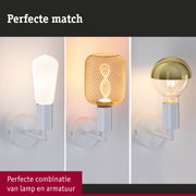 Drie witte wandlampen met verschillende decoratieve glazen en metalen lampenkappen voor woonruimtes