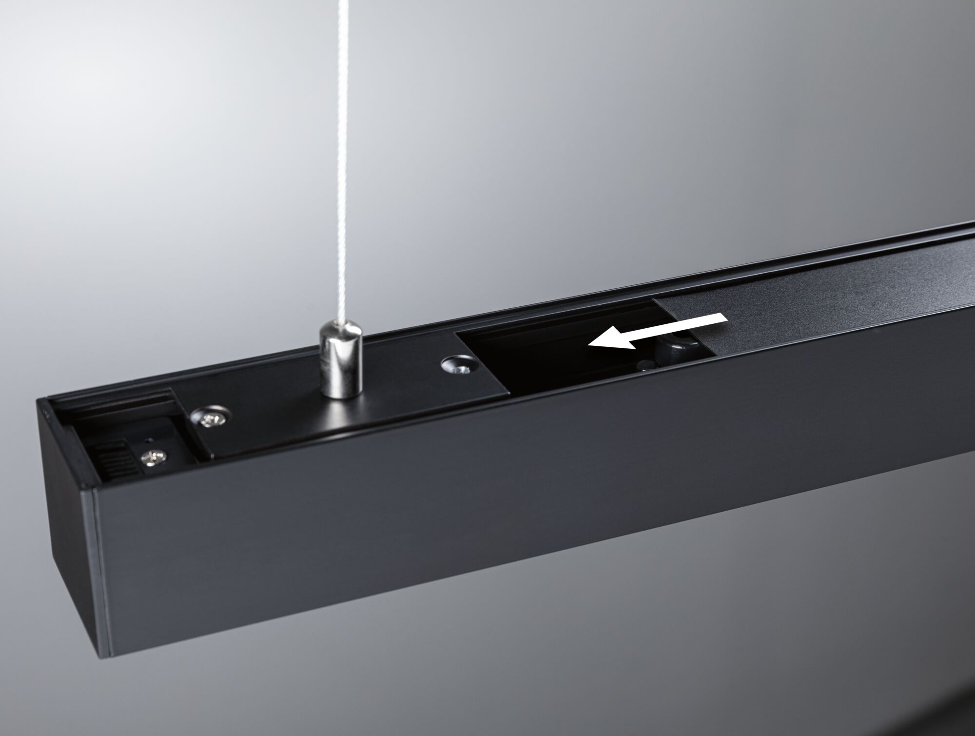 Schwarzes Aluminium-Seilabhängesystem mit verdecktem Kabelkanal und Pfeil für LED-Schienenbeleuchtung