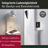 Weiße Wandlampe mit integriertem USB Typ-C Ladeanschluss und Ablagefläche für Handy und Kleingeräte