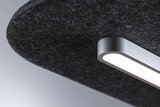 Plafonnier LED moderne avec boîtier en aluminium gris et abat-jour en feutre noir pour intérieur.
