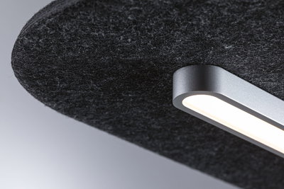 Moderne LED-Deckenleuchte mit grauem Aluminiumgehäuse und schwarzem Filzschirm für Wohnräume.