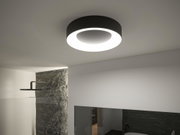 Rund sort loftlampe med lys LED-ring i moderne badeværelse med bruser og spejl