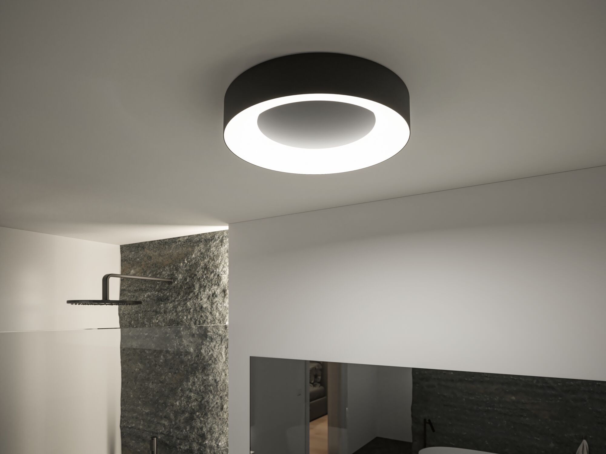 Runde schwarze Deckenleuchte mit hellem LED-Ring in modernem Badezimmer mit Dusche und Spiegel