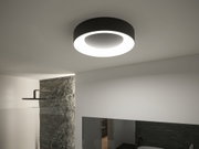 Runde schwarze Deckenleuchte mit hellem LED-Ring in modernem Badezimmer mit Dusche und Spiegel