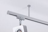 Moderner silberner LED-Schienenstrahler aus Metall an weißer Decke für flexible Beleuchtung