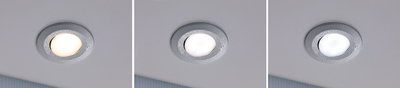 Ronde LED-inbouwspots met zilverkleurige metalen rand en waterdruppels, verschillende lichtkleuren.